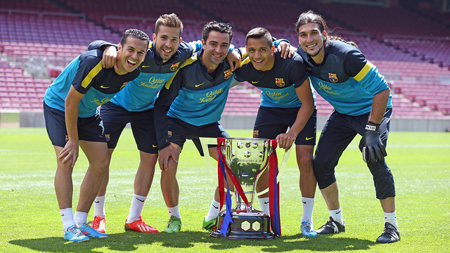 Pedro, Alba, Xavi, Alexis and Pinto with the league trophy / FOTO: MIGUEL RUIZ - FCB