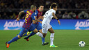 Alves i Xavi, perseguint Neymar al Mundial del 2011. FOTO: MIGUEL RUIZ-FCB.