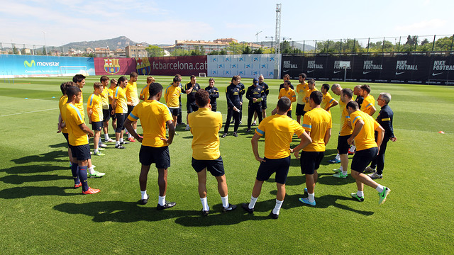 Los jugadores escuchan las instrucciones de Tito Vilanova / FOTO: MIGUEL RUIZ  FCB