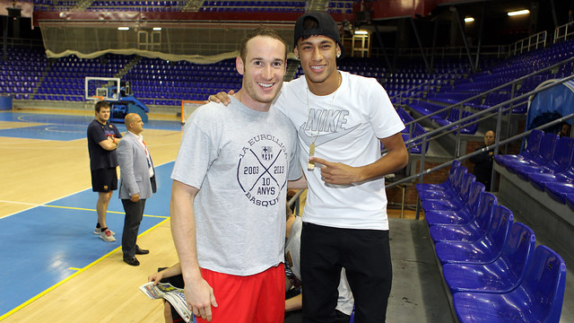 Neymar amb el jugador del Barça Regal, Marcelinho / FOTO: MIGUEL RUIZ - FCB