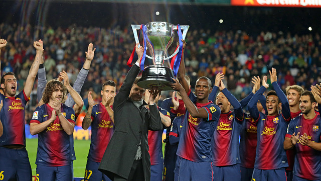 Vilanova y Abidal levantan la 22ª Liga