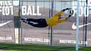 Pinto, aturant una pilota durant un entrenament / FOTO: MIGUEL RUIZ - FCB