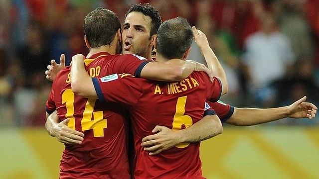 Cesc, Iniesta y Soldado celebran el segundo gol de España / FOTO: FIFA.COM