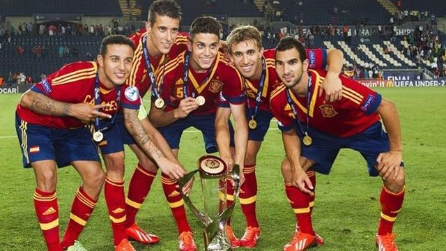 Thiago, Tello, Bartra, Muniesa and Montoya with the trophy / PHOTO: AFP