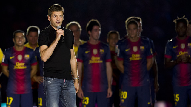 Tito Vilanova, dirigiéndose a la afición / FOTO: ARCHIVO FCB