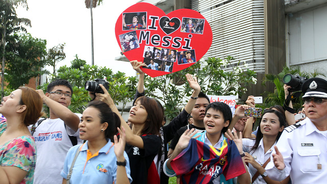Els aficionats del Barça reben l'equip a Bangkok / FOTO: MIGUEL RUIZ - FCB