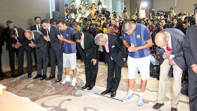 The Barça delegation doing the Wai Prah / PHOTO: MIGUEL RUIZ-FCB