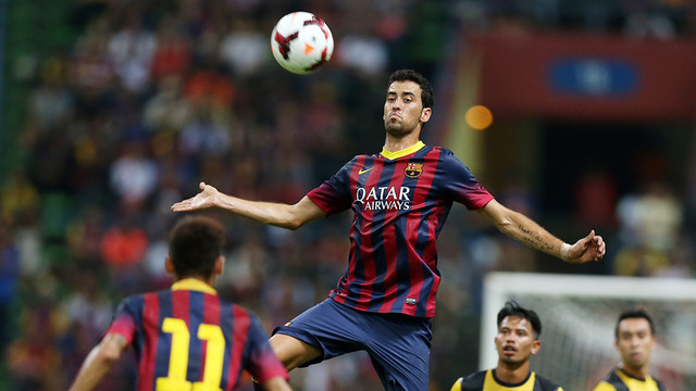 Sergio Busquets in action against the Malaysia XI / PHOTO: MIGUEL RUIZ - FCB