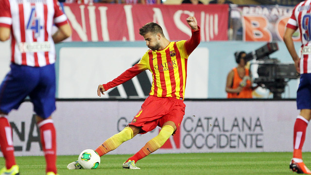 Gerard Piqué, durant el partit al Vicente Calderón / FOTO: MIGUEL RUIZ - FCB