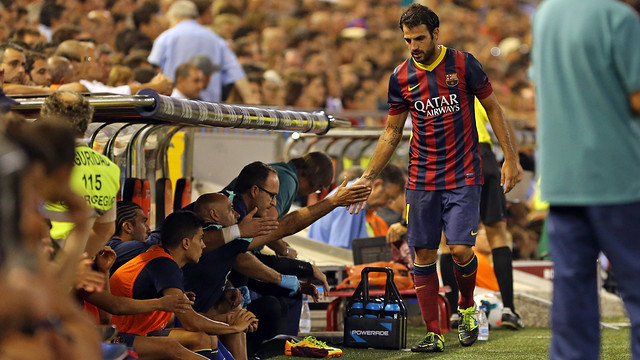 Cesc being congratulated after being substituted at Mestalla / PHOTO: MIGUEL RUIZ - FCB