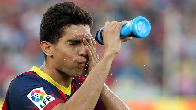 Bartra having a drink during the match / PHOTO: MIGUEL RUIZ-FCB