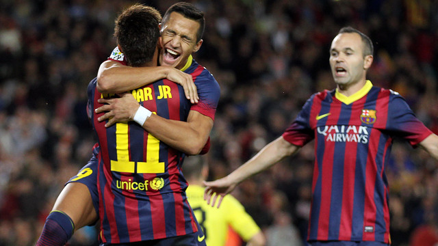 Alexis, Neymar y Iniesta, celebrando un gol.