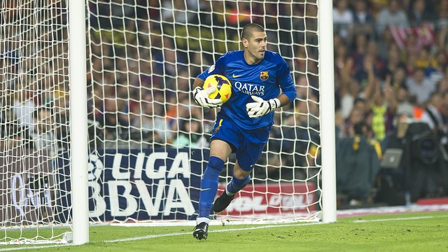 Valdés tiene el balón cogido en las manos durante un partido