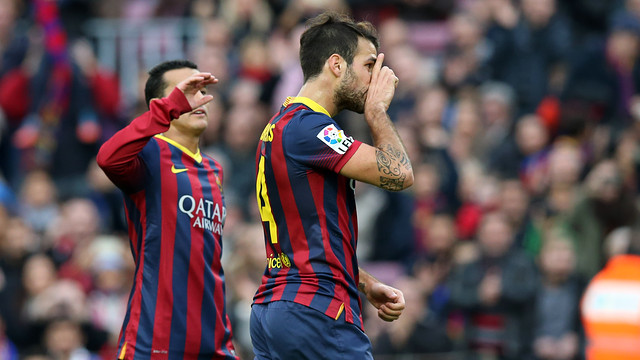 Cesc Fábregas celebra su segundo gol, marcado desde el punto de penalti