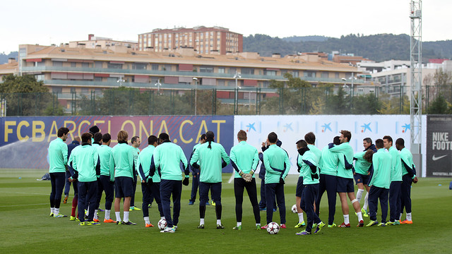 Players all together as a group before training. PHOTO: MIGUEL RUIZ - FCB