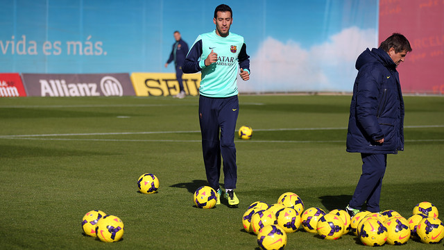 Sergio Busquets, rodejat de pilotes durant l'entrenament