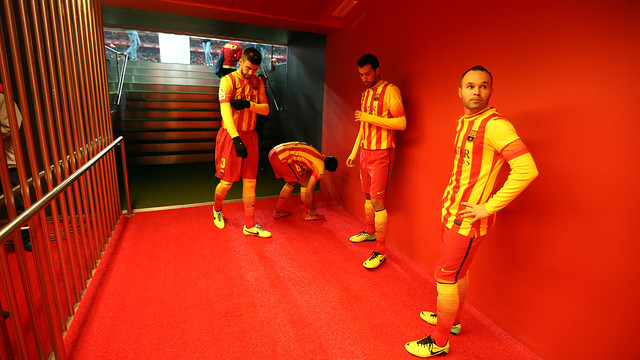 Iniesta, Sergio Busquets, Piqué and Xavi in the tunnel at  San Mamés / PHOTO: MIGUEL RUIZ - FCB