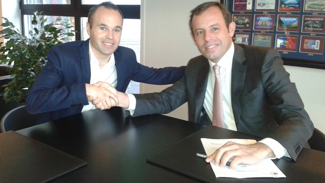 Andrés Iniesta and Sandro Rosell signed the former's new contract / PHOTO: MIGUEL RUIZ - FCB