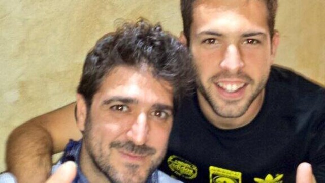 Jordi Alba with singer Antonio Orozco, before their hospital visit.