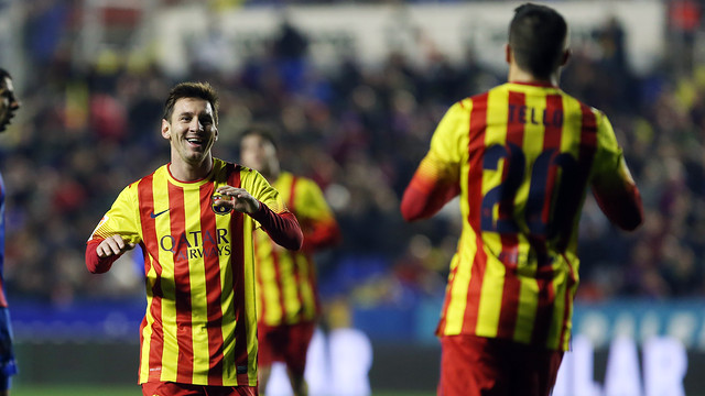 Tello celebra con Messi el gol marcado en el campo del Levante