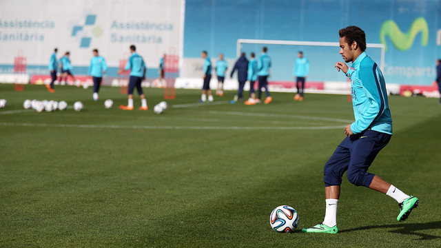 Neymar, sur le terrain avec le ballon