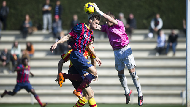 Munir disputa el balón con el portero rival / FOTO: VÍCTOR SALGADO - FCB
