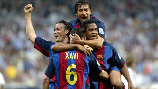 The players celebrating Xavi's goal at the Bernabéu in 2004 / PHOTO: MIGUEL RUIZ-FCB