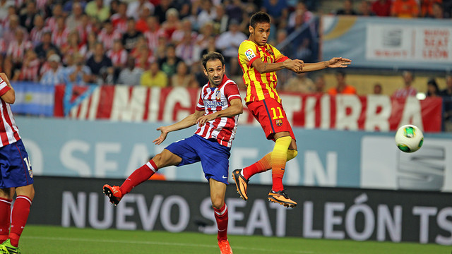 Juanfran e Neymar disputam um lance na final da Supercopa da Espanha.