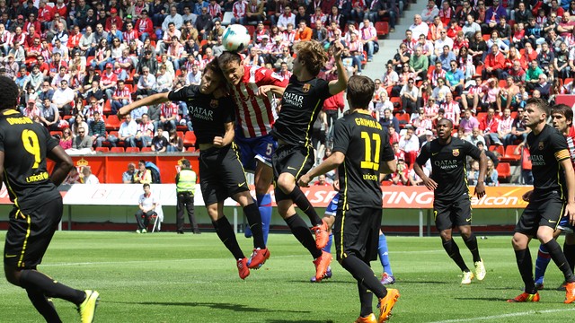 The Barça B defence try to block the ball PHOTO: SPORTING DE GIJÓN