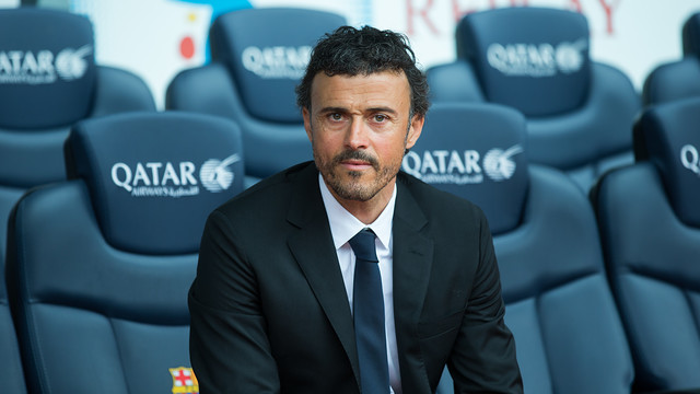 Luis Enrique sentado en el banquillo del Camp Nou