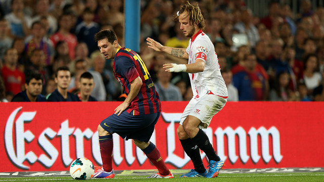 Leo Messi conduce el balón ante Rakitic
