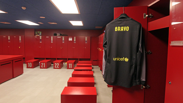 La nueva camiseta de Bravo, colgada en el vestuario del Barça