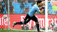 Luis Suárez scored goals galore for Liverpool and Uruguay last season / PHOTO: FIFA.COM Luis Suárez celebrates a goal for Uruguay