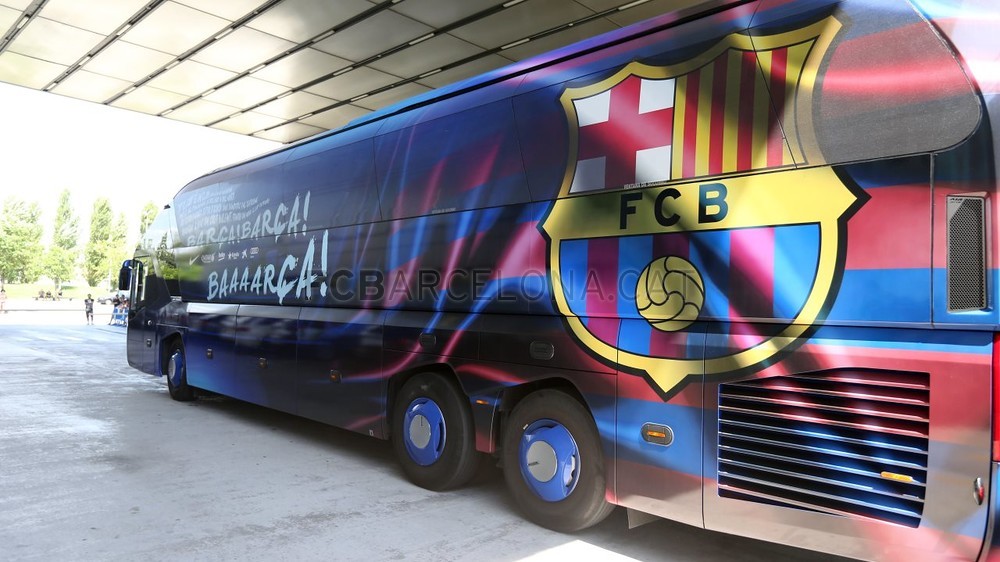 سرود بارسلونا برروی اتوبوس این باشګاه..عکس های اتوبوس خارق العاده ی بارسلونا 1