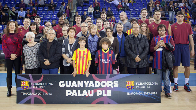 Socios en la pista del Palau Blaugrana haciéndose la foto con el primer equipo de básquet Socios en la pista del Palau Blaugrana haciéndose la foto con el primer equipo de básquet