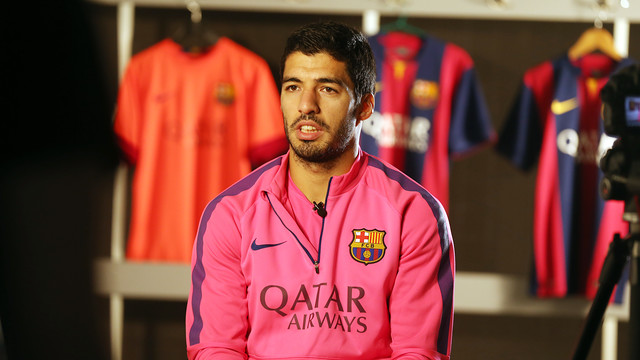 Luis Suarez sedang duduk dilatarbelakangi ruang ganti