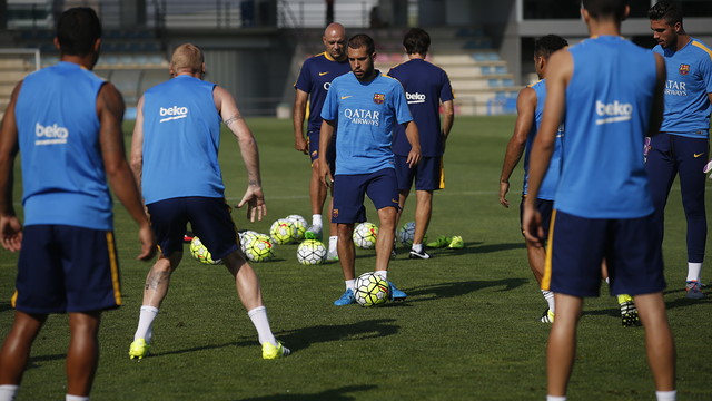 Jordi Alba takes part in the 'rondo' at Friday morning's session. / MIGUEL RUIZ - FCB