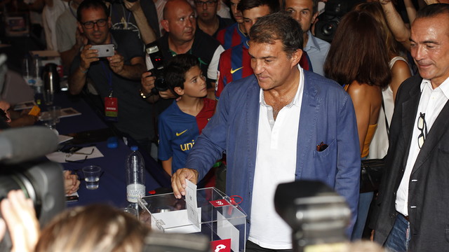 Joan Laporta casts his vote / FCB