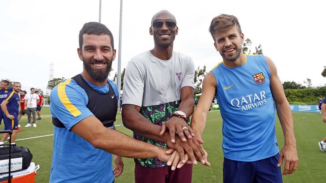Arda Turan and Gerard Piqué pose with Kobe Bryant in Los Angeles. / MIGUEL RUIZ-FCB
