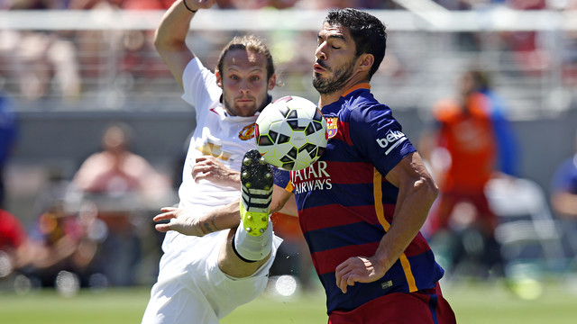 Luis Suárez fighting for the ball / MIGUEL RUIZ-FCB