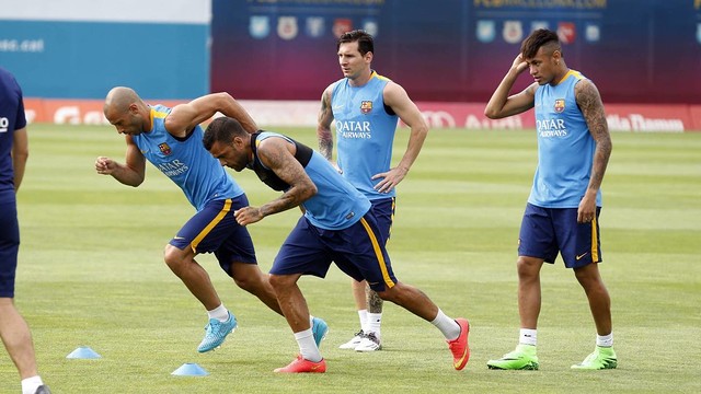 From left, Mascherano, Alves, Messi and Neymar, go through their first workout of the 2015/16 preseason. / MIGUEL RUIZ-FCB