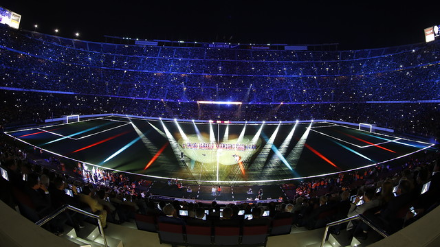 Camp Nou puts on a laser light show to present this year's squad to the fans.  / MIGUEL RUIZ - FCB
