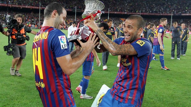Mascherano and Alves celebrate the Super Cup in 2012 / FCB