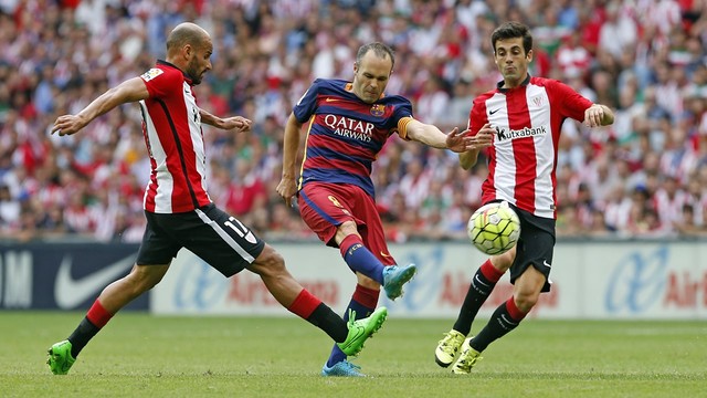 Iniesta in action against Athletic /MIGUEL RUIZ-FCB
