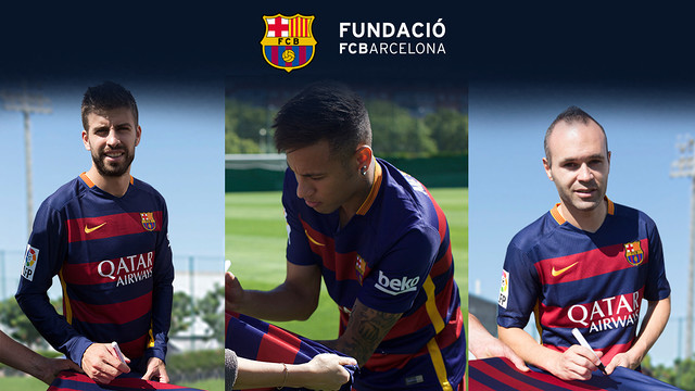 Piqué, Neymar i Iniesta signant la samarreta que se sortejarà. FC BARCELONA Piqué, Neymar i Iniesta signant la samarreta que se sortejarà. FC BARCELONA