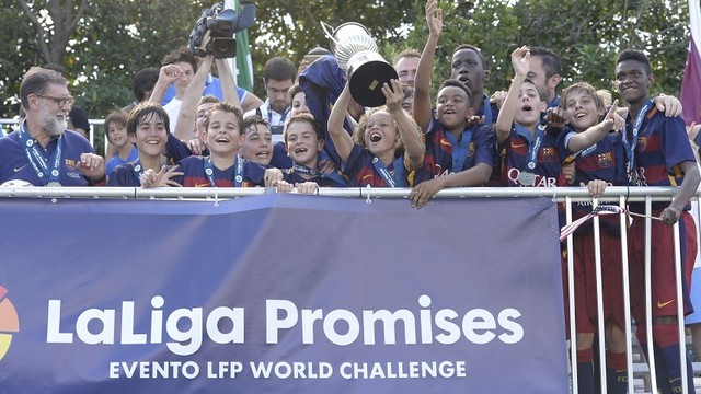 The U14 B side with the trophy / LaLiga