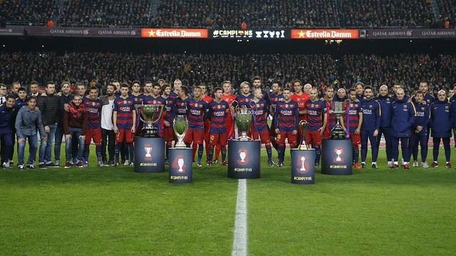 The Barça squad with the five trophies won in 2015 / MIGUEL RUÍZ - FCB