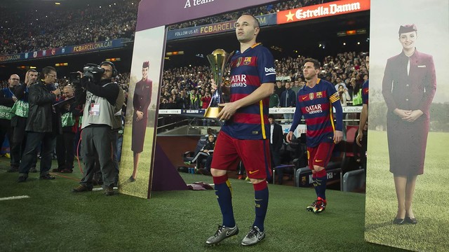 Andrés Iniesta and Leo Messi with the 2015 Club World Cup trophy / VICTOR SALGADO - FCB