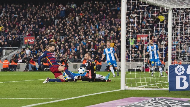 Gerard Piqué scores in the 49th minute of FC Barcelona's 4–1 win over Espanyol on Wednesday night at Camp Nou. / MIGUEL RUIZ - FCB   / VICTOR SALGADO - FCB