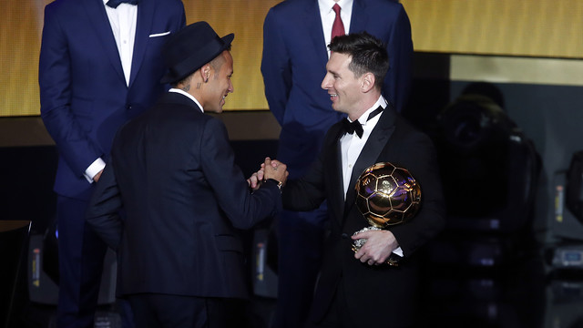 Leo Messi i Neymar Jr durant la gala de la Pilota d'Or 2015 / MIGUEL RUIZ - FCB